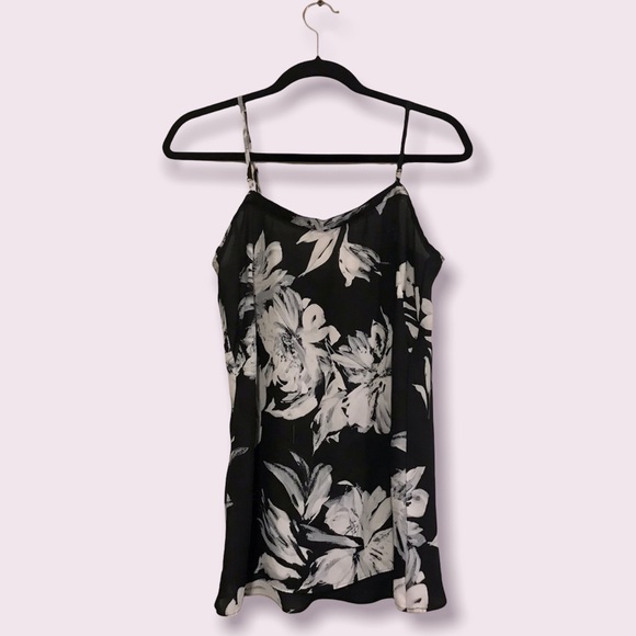 🌟SALE 2/$10.00‼️ VIOLET & CLAIRE Women’s Floral Spaghetti strap Blouse size S - Picture 1 of 5